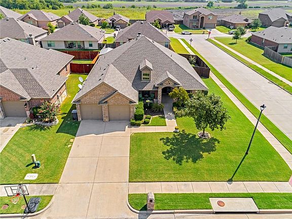 2nd image of 606 Wisteria Dr