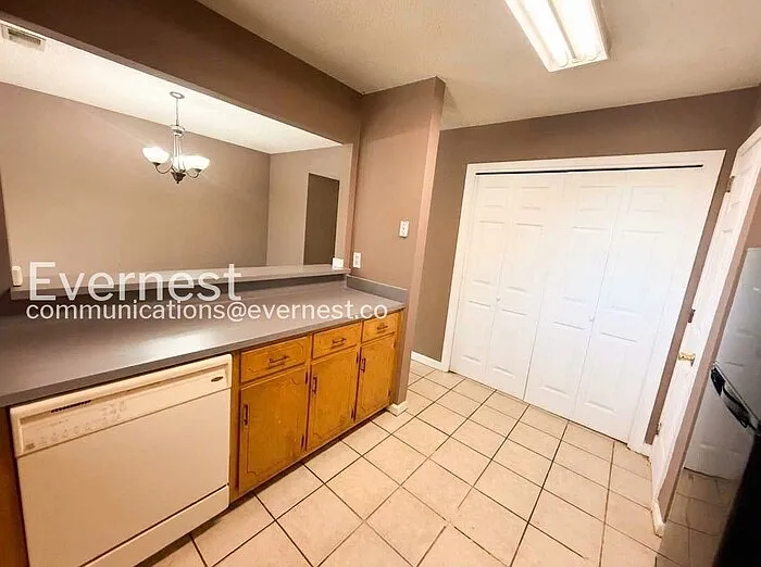 2543 Hampstead Dr — Photo 5