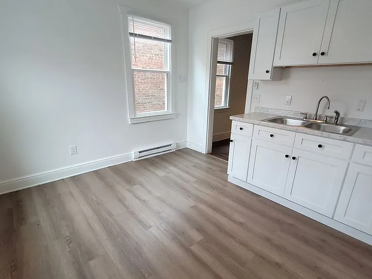 565 W Market St — Photo 11