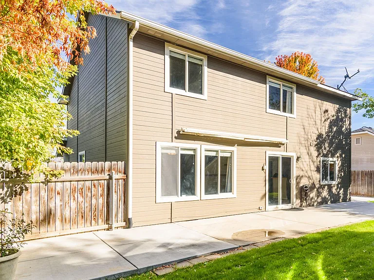 335 E Moskee St — Photo 17