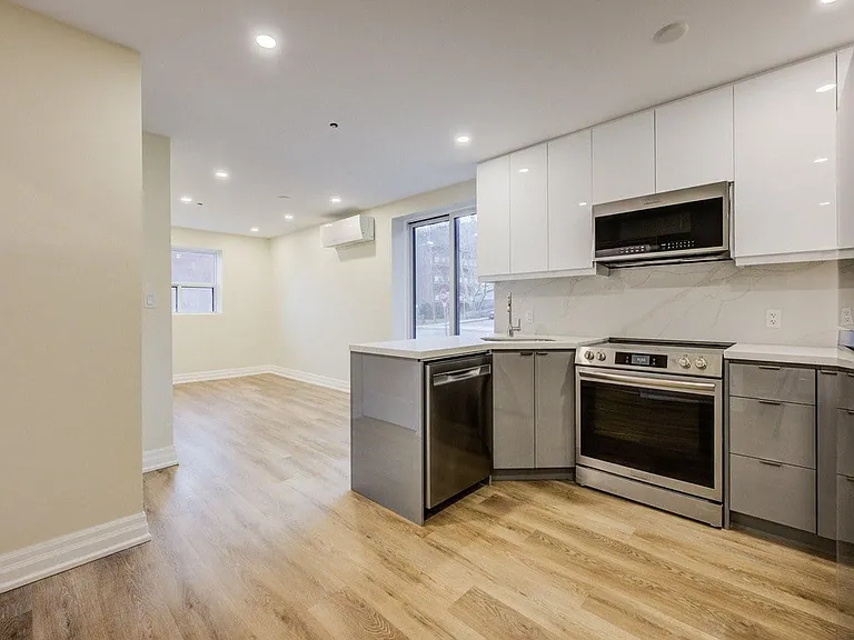 155 Charlton Ave E — Photo 16
