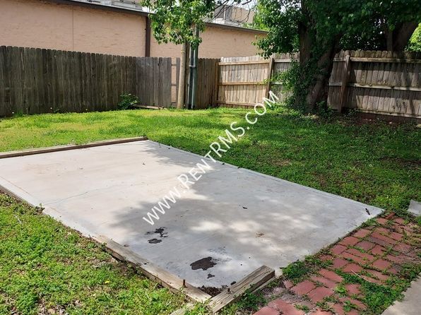 5731 SW 20th St, Topeka, KS 66604