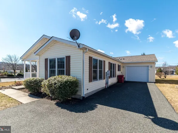 22 Red Wing Dr, Bechtelsville, PA 19505