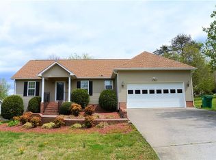 124 Hunters Horn Ln, Winston Salem, NC 27107