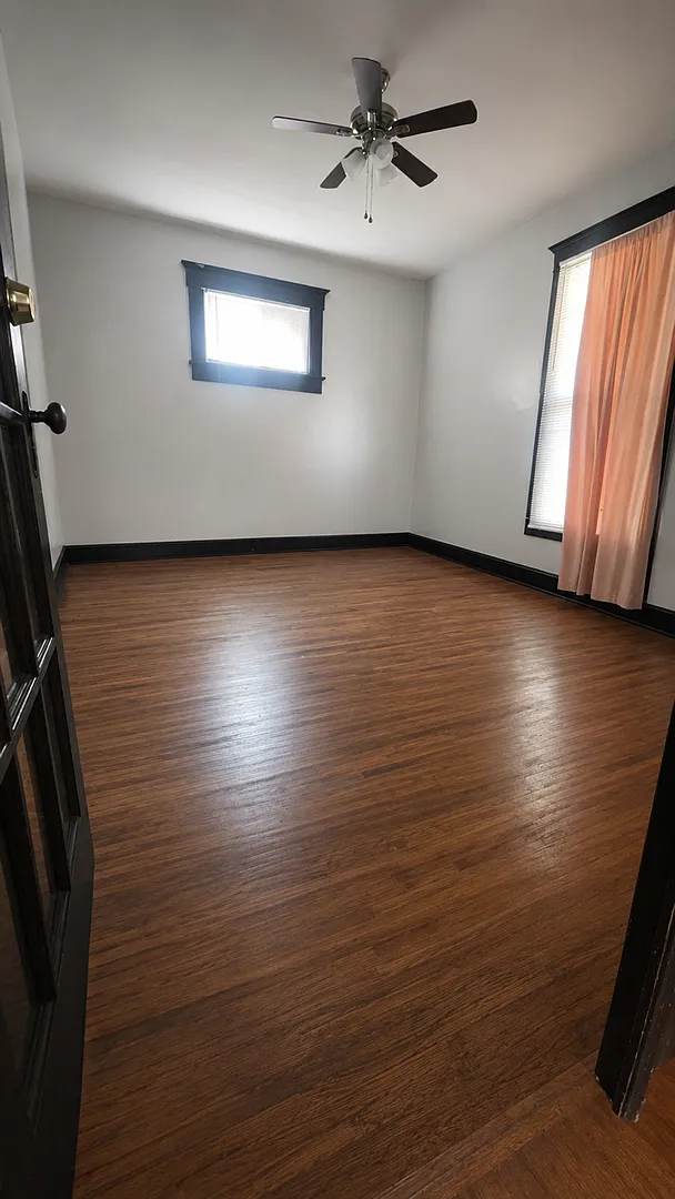2001 W Jackson St - Spacious 3-Bedroom Rental with Hardwood Floors & Extra Storage — Photo 2
