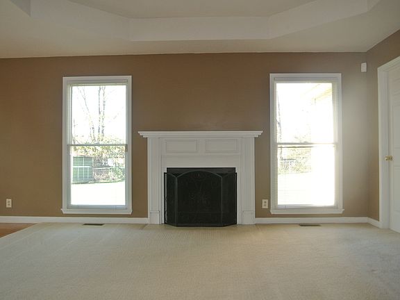 GREATROOM W/ FIREPLACE