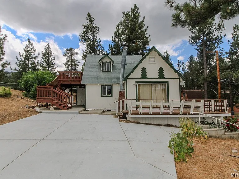527 Cottage Ln — Photo 1