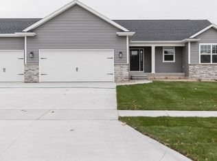 785 Bowstring Dr, Cedar Rapids, IA 52402