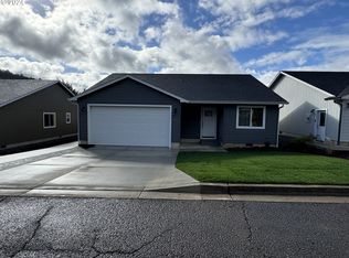 222 Mathews Dr, Myrtle Creek, OR 97457