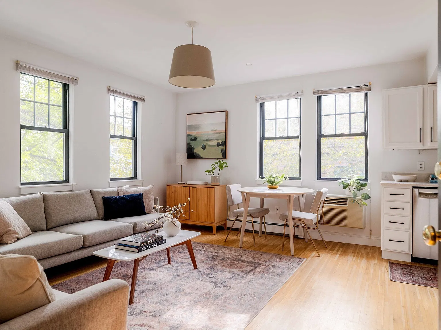 3 bed, 2.0 bath, 825 sqft, $3,900 — Photo 2
