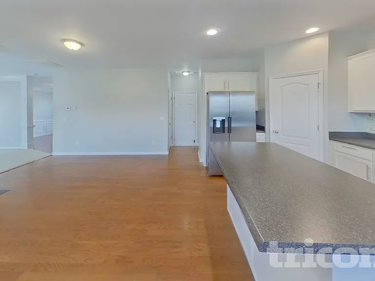 527 W Saddletree Dr — Photo 4