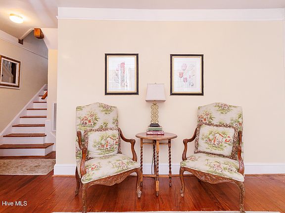 5th image of 304 S Oakum Street