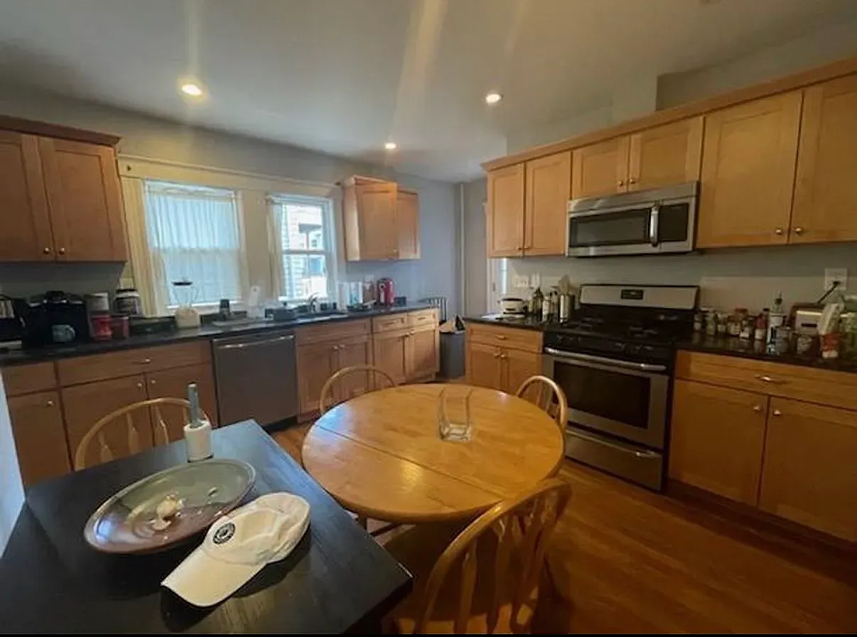 6 bed, 9999 sqft, $8,100 — Photo 1