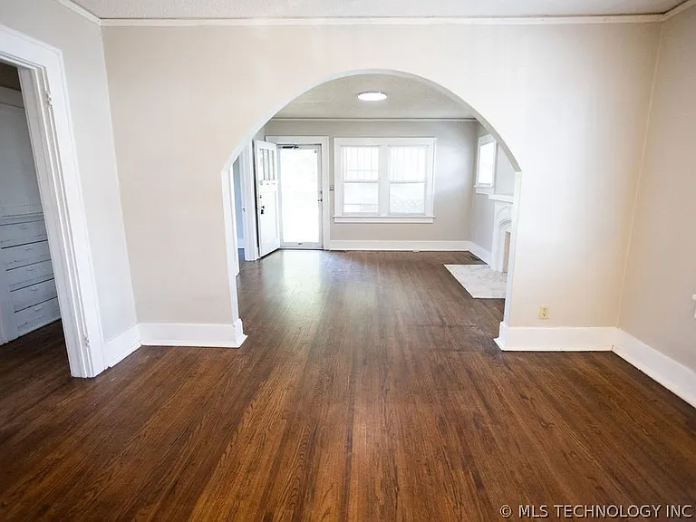 1147 S Florence Ave — Photo 23