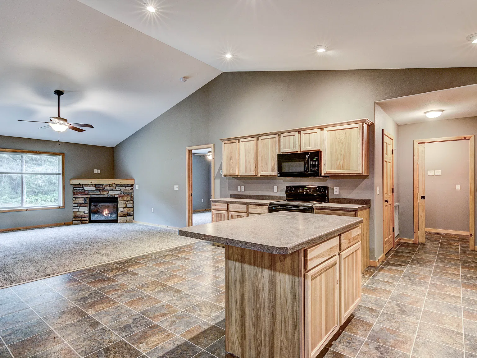 3 bed, 1900 sqft, $1,755 — Photo 2