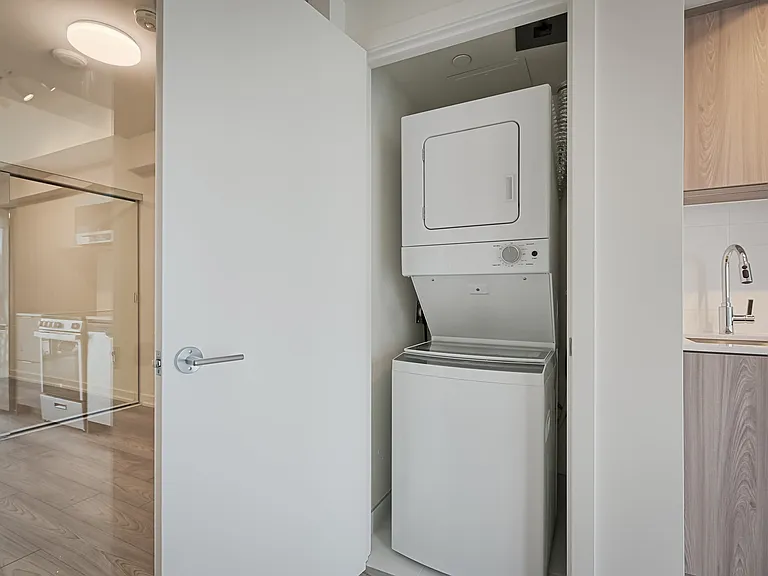 223 Redpath Ave — Photo 136