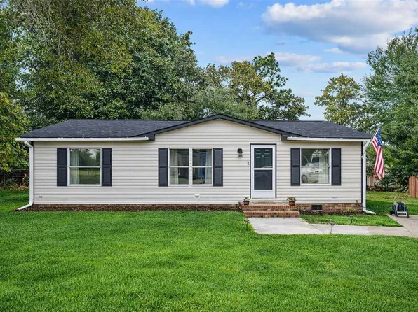 54 W Tryon Ct, Spring Lake, NC 28390