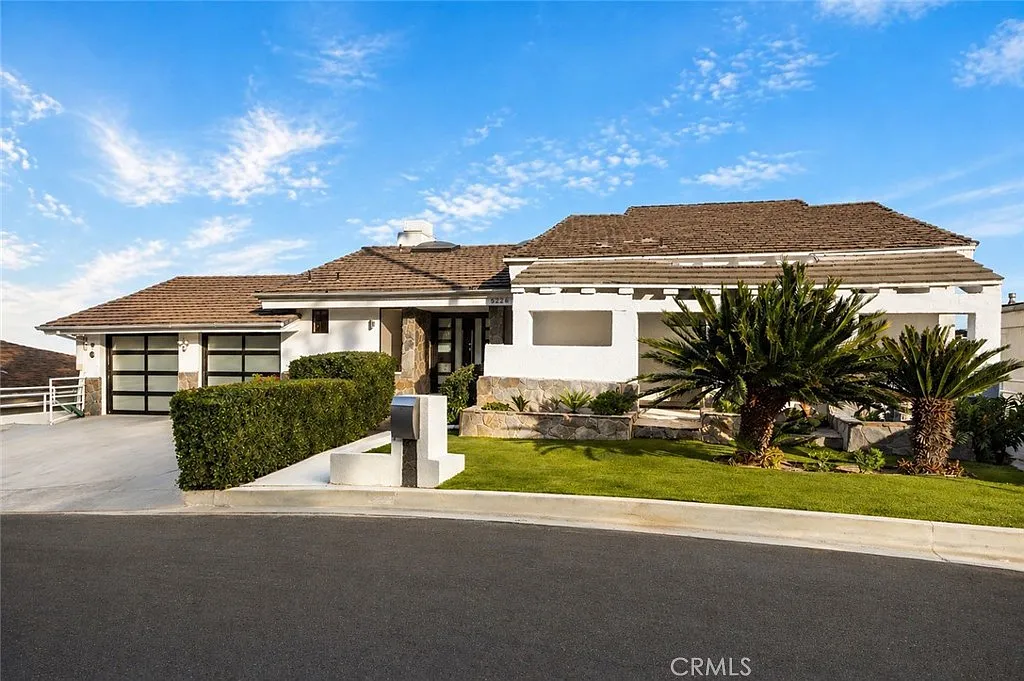 5 bed, 4.5 bath, 4000 sqft, $7,950 — Photo 1