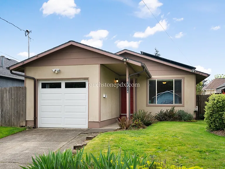 6718 SE Center St — Photo 1