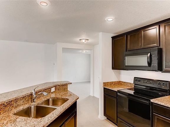 5th image of 815 Chatham Walk Dr