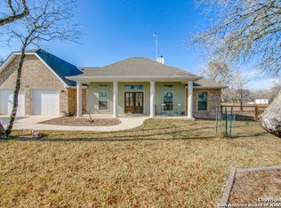 137 E Ashton Blvd, Floresville, TX 78114