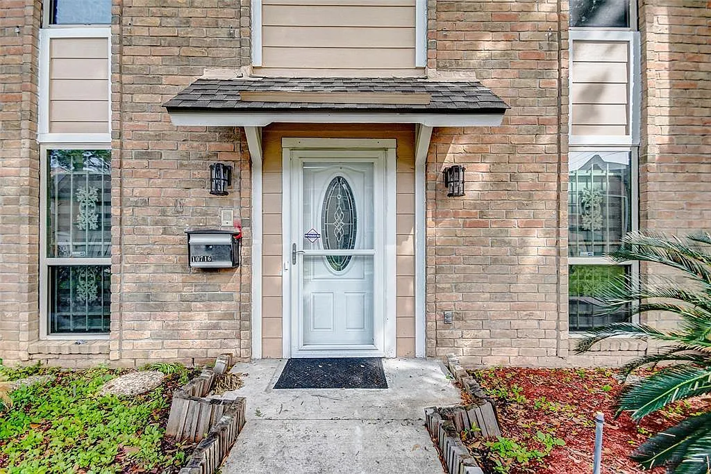 3 bed, 2.5 bath, 2214 sqft, $2,200 — Photo 3