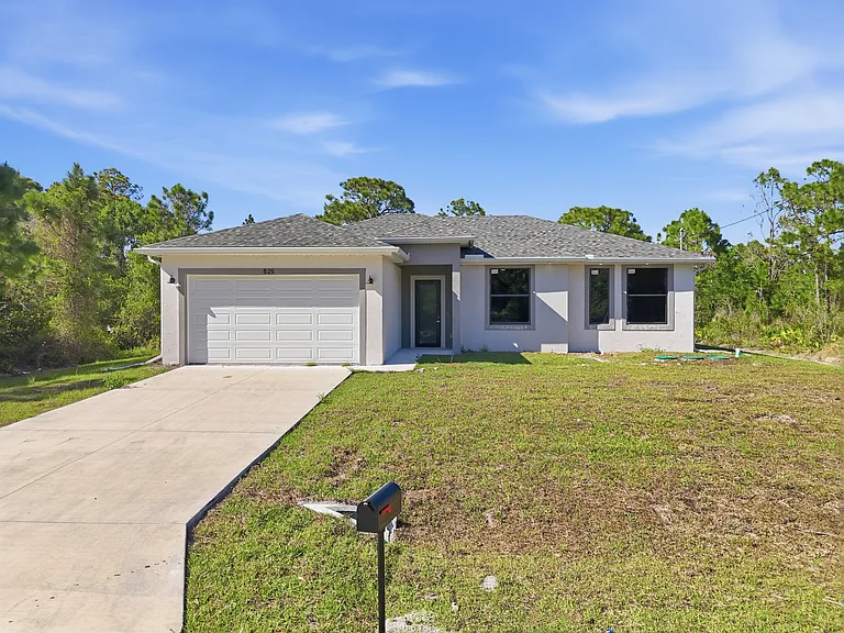 825 Carbon St E — Photo 3