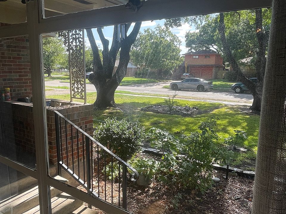 Large front window with lots of light