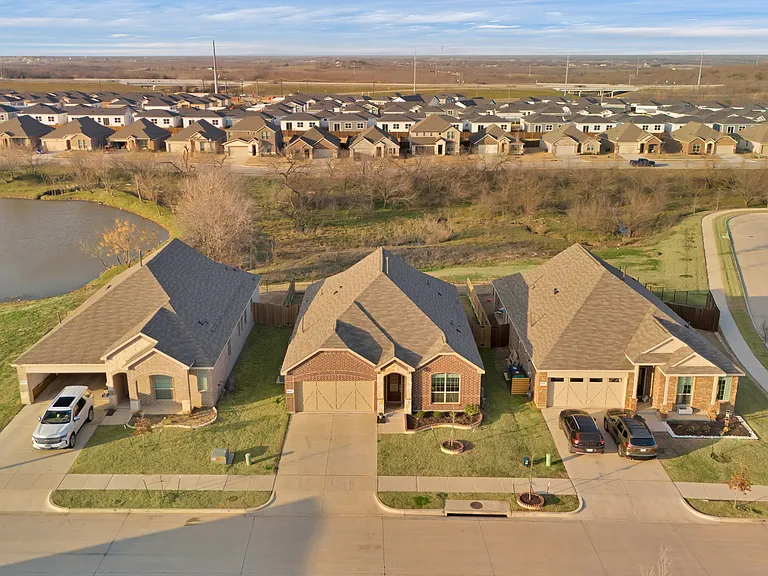 3204 Renaissance Dr — Photo 2