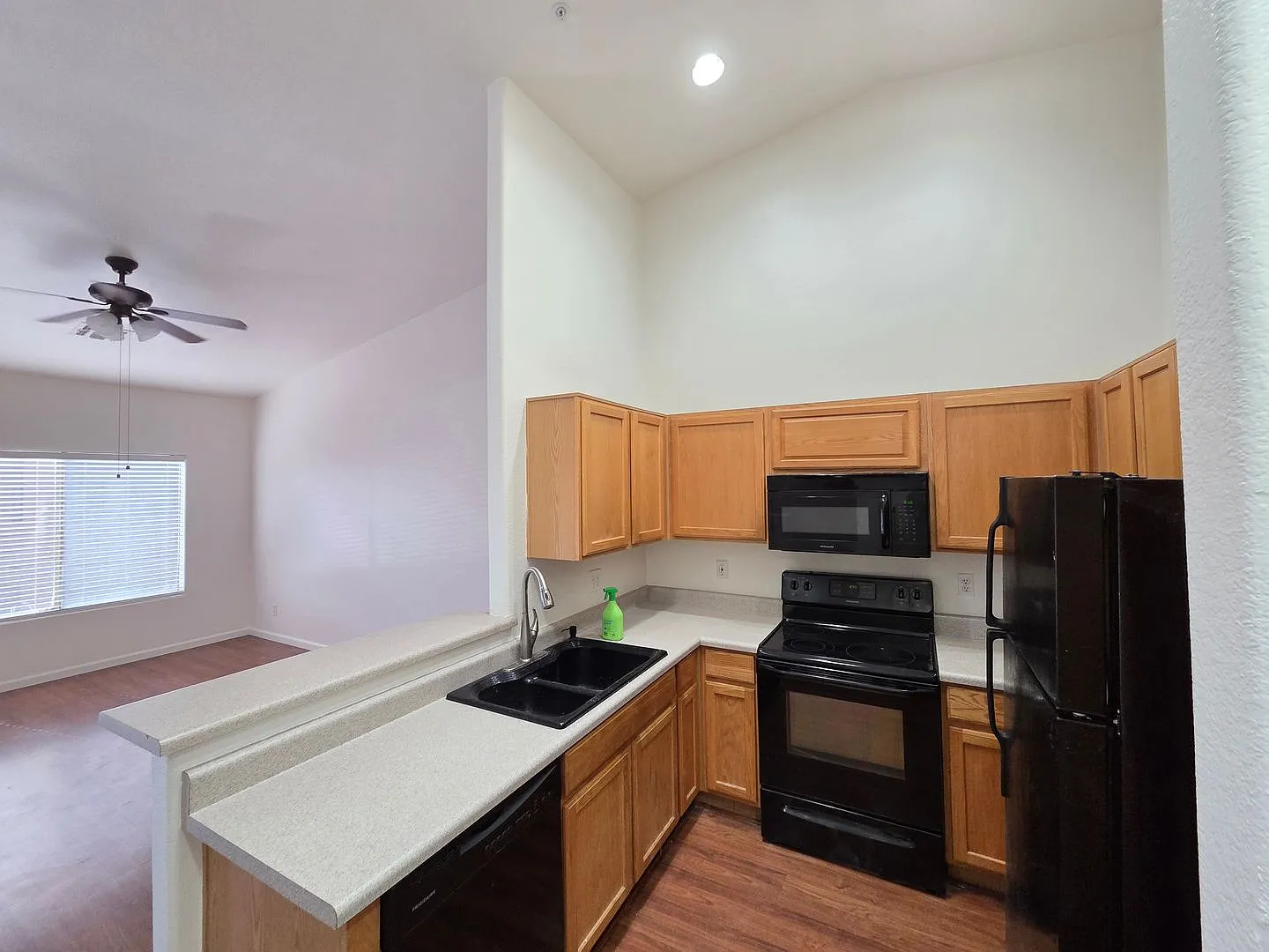 Move in Special!! 2 bed / 2 Bath Townhouse in Mesa! — Photo 1