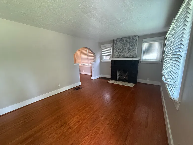 1004 Gillock St — Photo 31