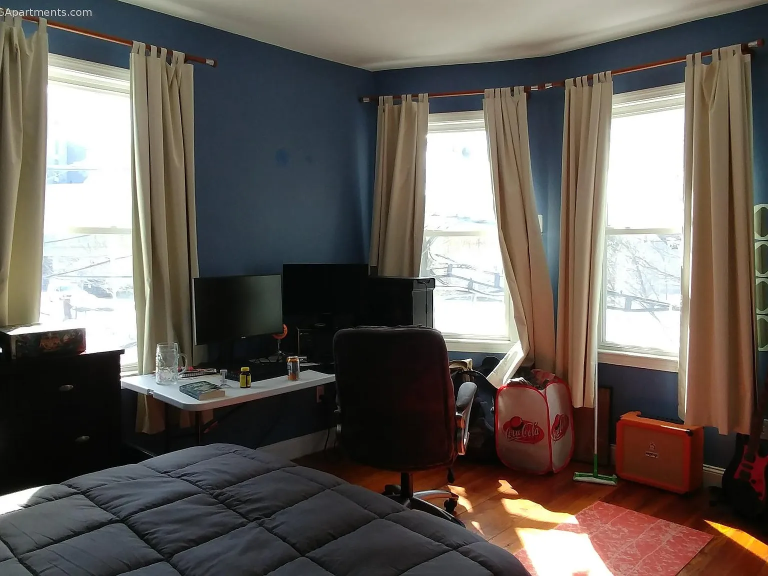 3 bed, 1.0 bath, 1200 sqft, $3,700 — Photo 2