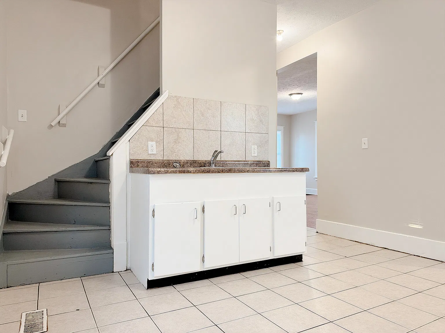 4 bed, 1301 sqft, $1,750 — Photo 3
