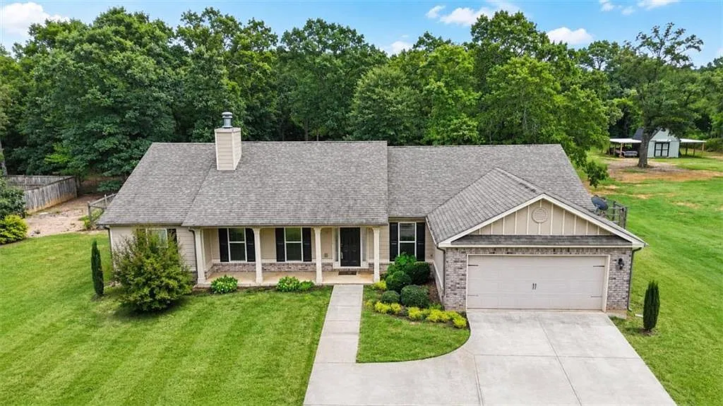4 bed, 3.0 bath, 2110 sqft, $2,495 — Photo 1