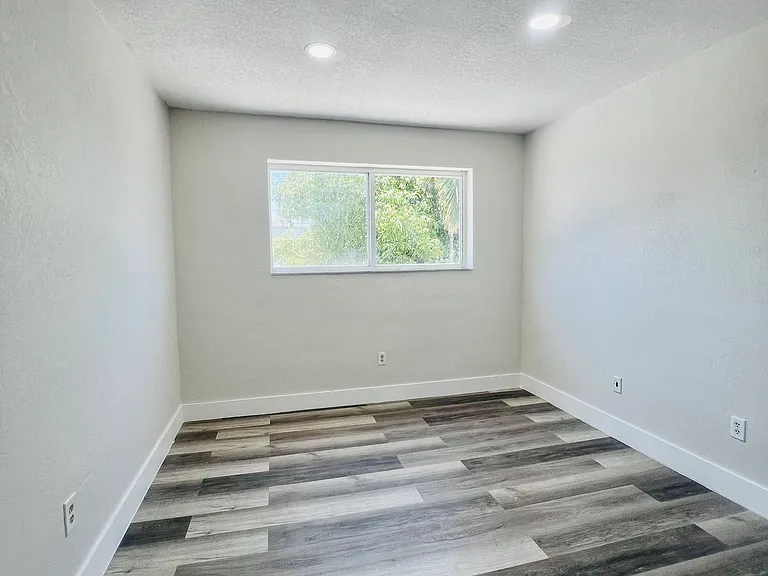 W 2nd Way — Photo 6