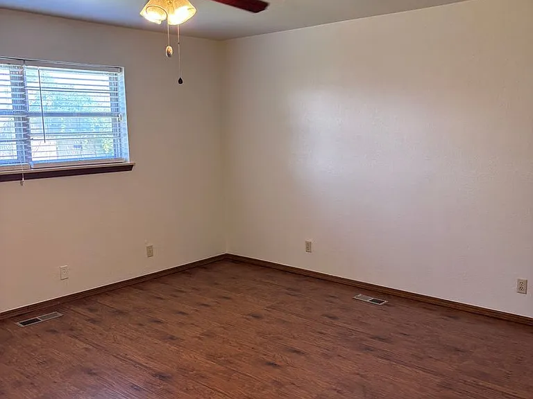 802 Amity Ln — Photo 8