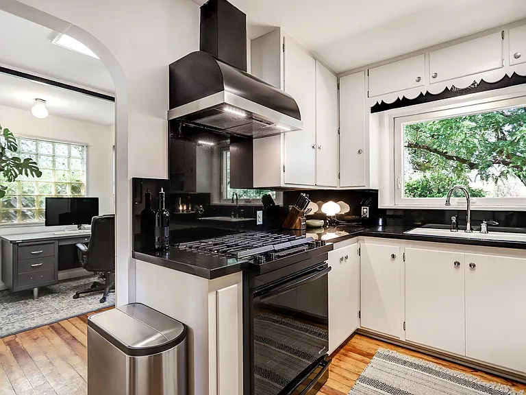 1125 Dartmouth Dr NE — Photo 4