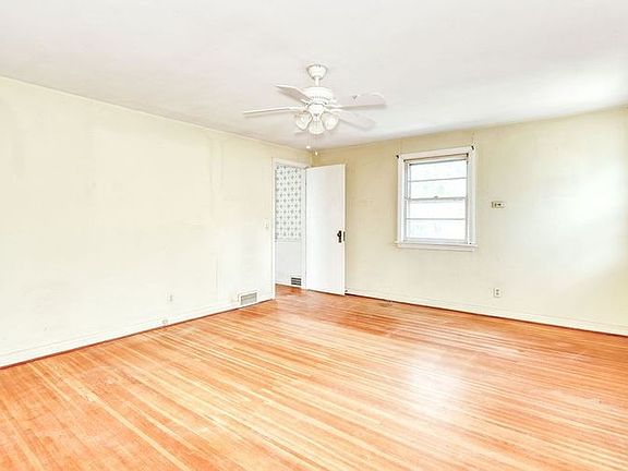 27th image of 262 Commodore Pkwy