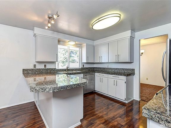 Newly remodeled kitchen, SS appliances, plenty of cupboard space and granite countertops!