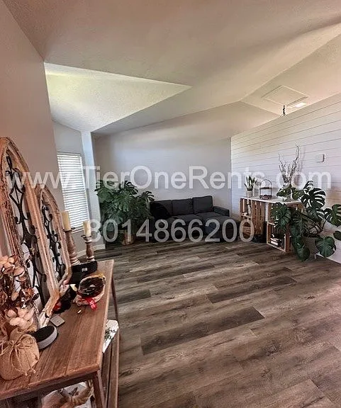 5886 S 3260 W — Photo 3