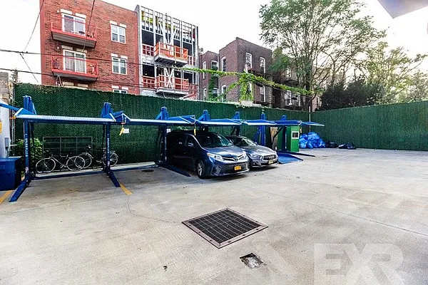 Rented by EXR | media 4