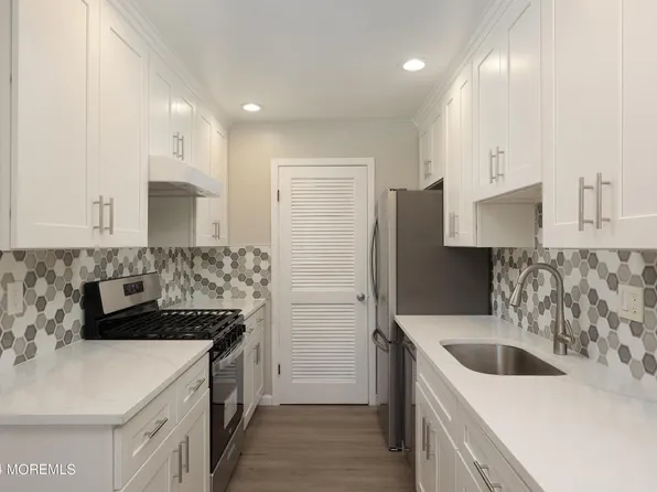 2 Elizabeth Ct, Tinton Falls, NJ 07724