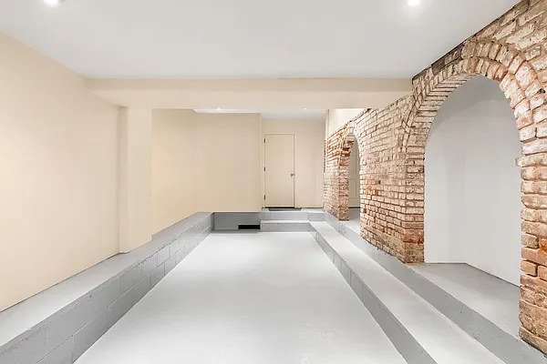 Sold by Compass | media 18
