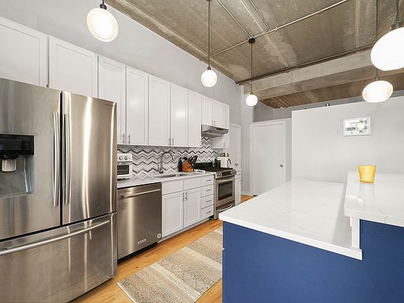 3rd image of 1635 W Belmont Ave APT 404