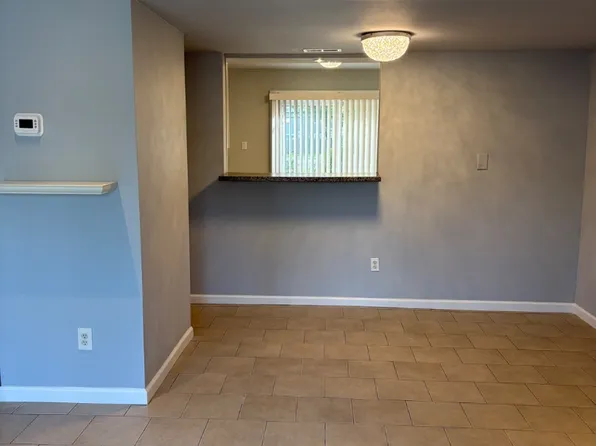 8 Medford Ct, Sicklerville, NJ 08081