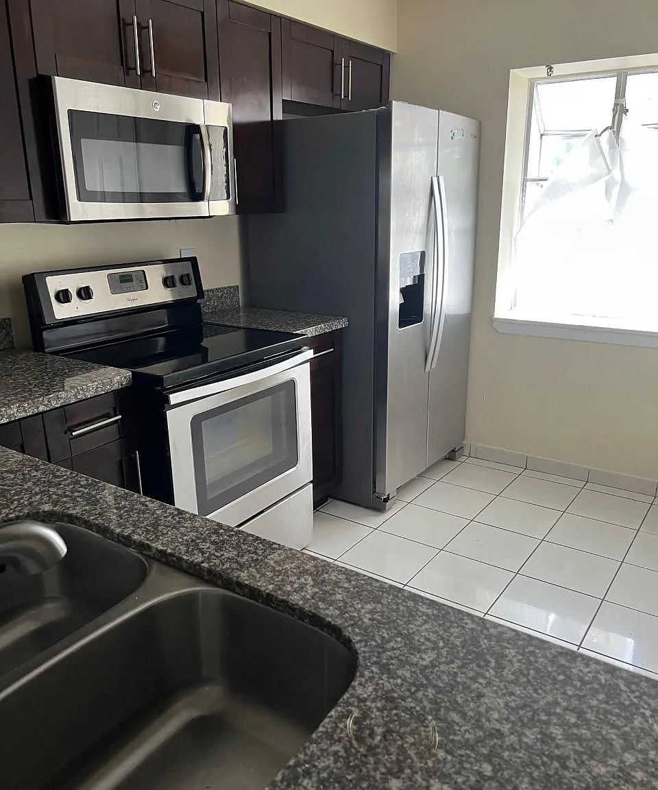 3 bed, 2.5 bath, 2100 sqft, $3,100 — Photo 2