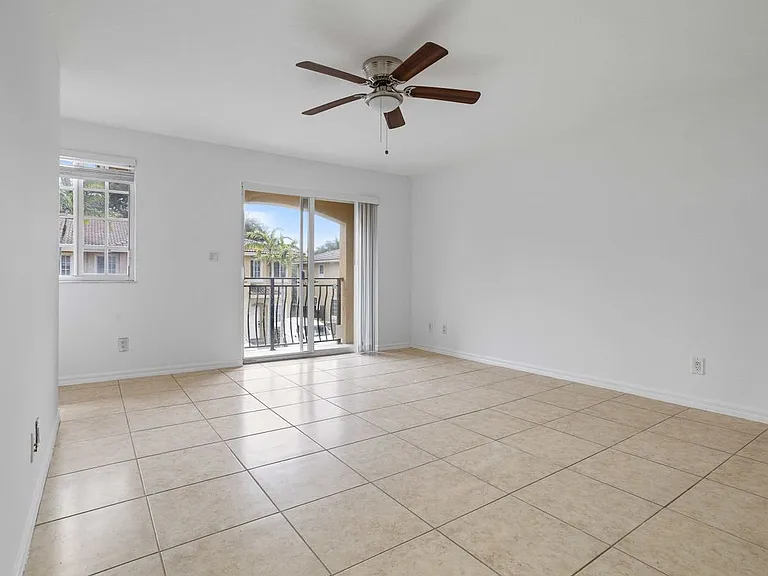330 SW 2nd Ave #3 — Photo 16