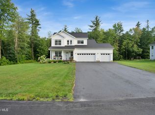 6 Winterberry Ln, Mechanicville, NY 12118