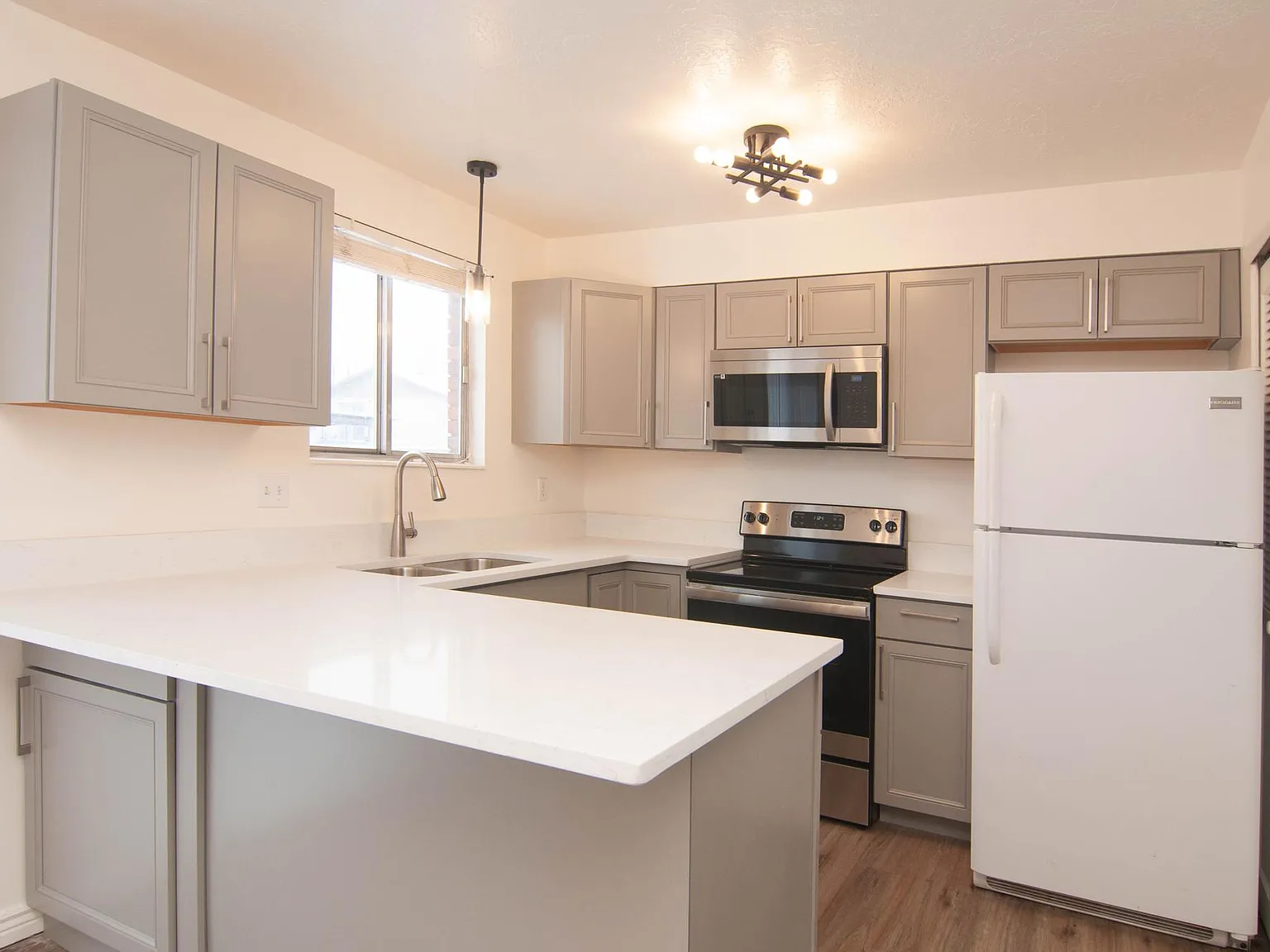 2 bed, 1100 sqft, $1,595 — Photo 1
