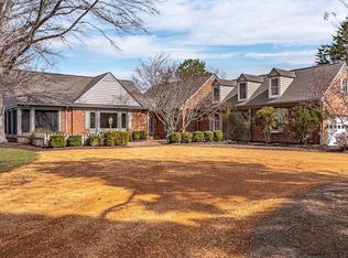 561 Natty Point Ln, Kilmarnock, VA 22482